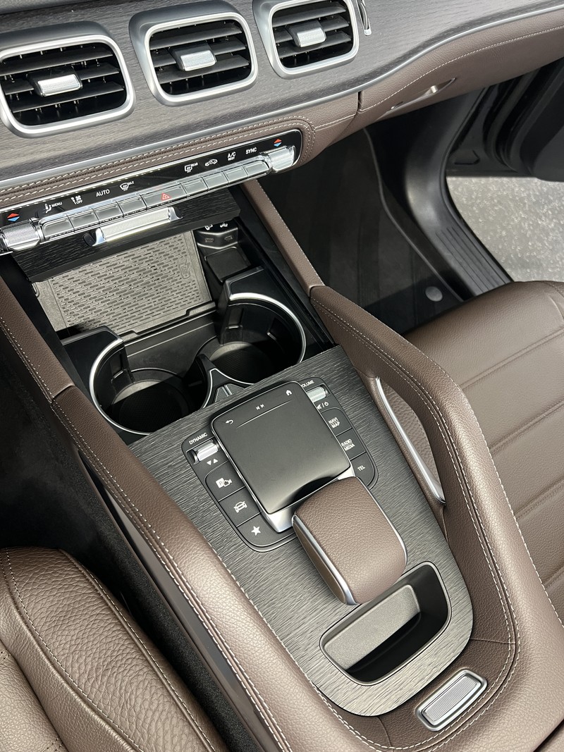Mittelkonsole des Mercedes GLE nach der Reinigung von Ecken, Ritzen und Schaltern