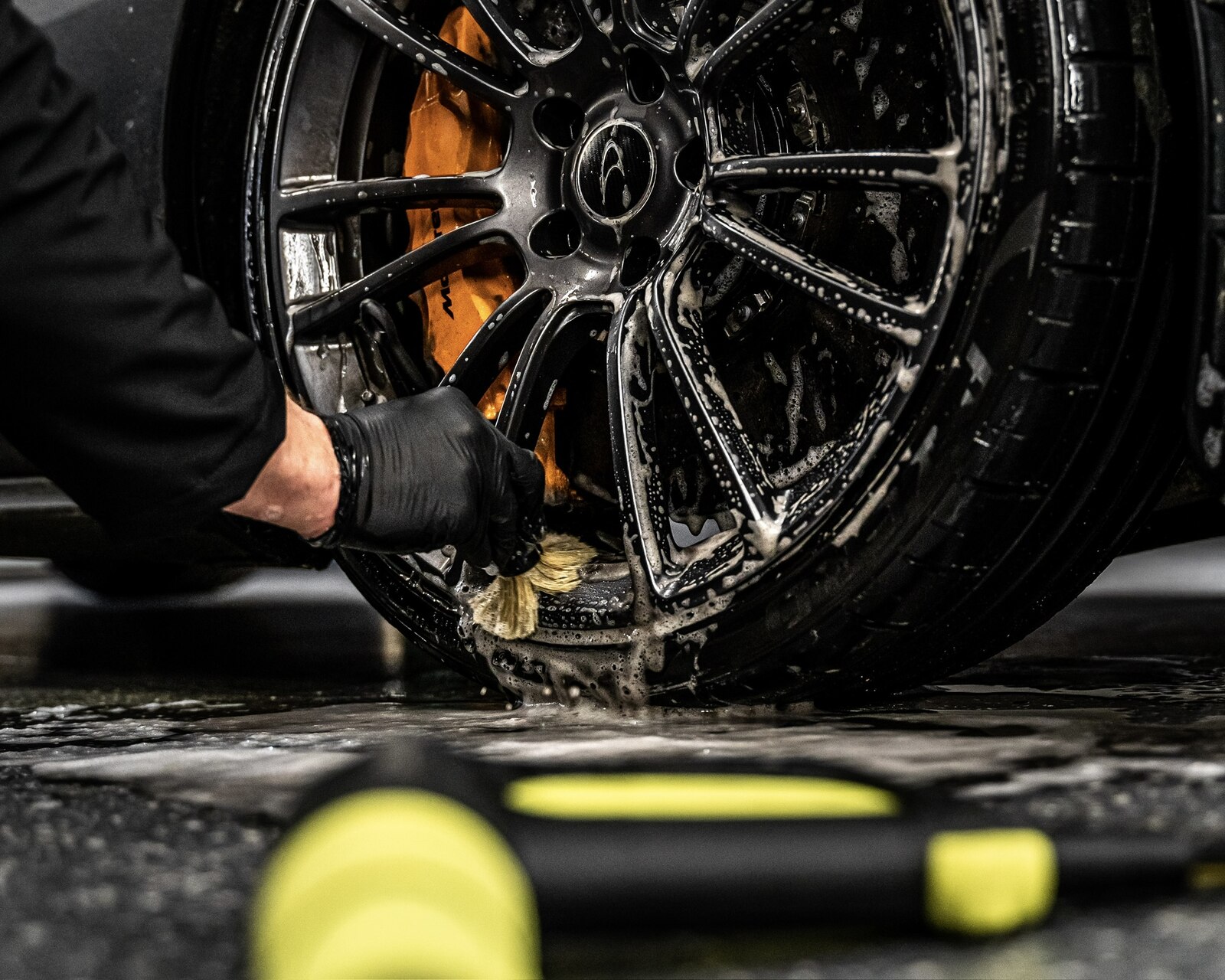 Felgenreinigung am McLaren bei Neowash Braunschweig — Außenwäsche mit Pinsel-Detail, Schaum und Reinigungstools