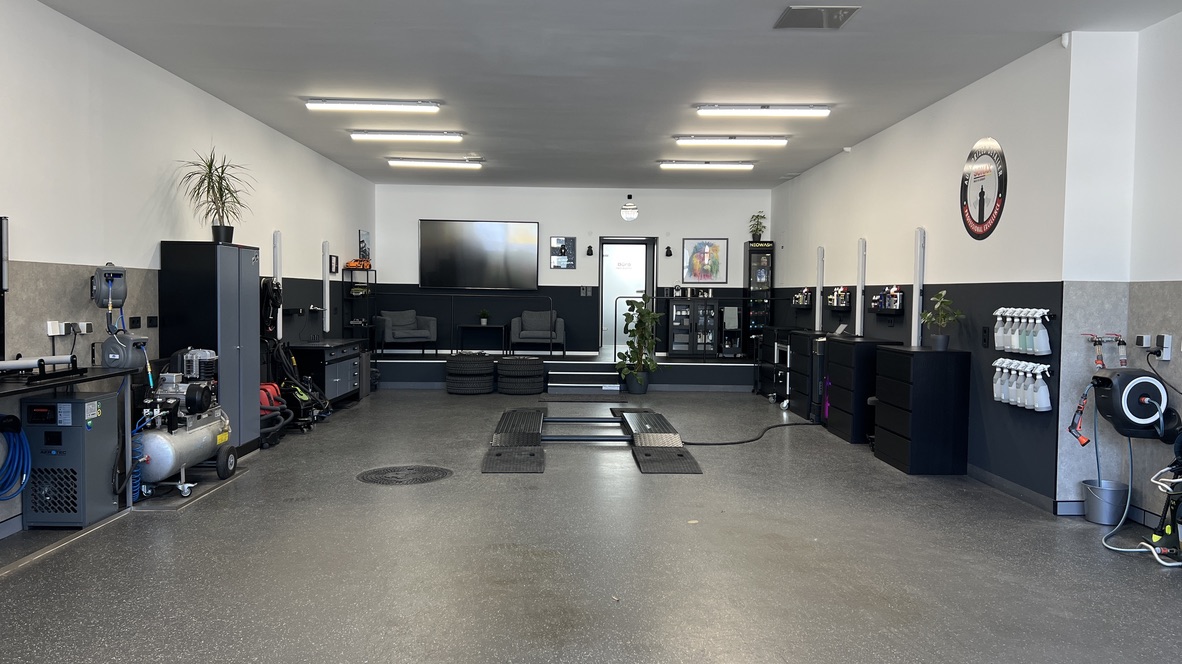 Übersicht des Neowash Detailing-Studios in Braunschweig — Premium-Fahrzeugaufbereitung in heller, klar strukturierter Halle