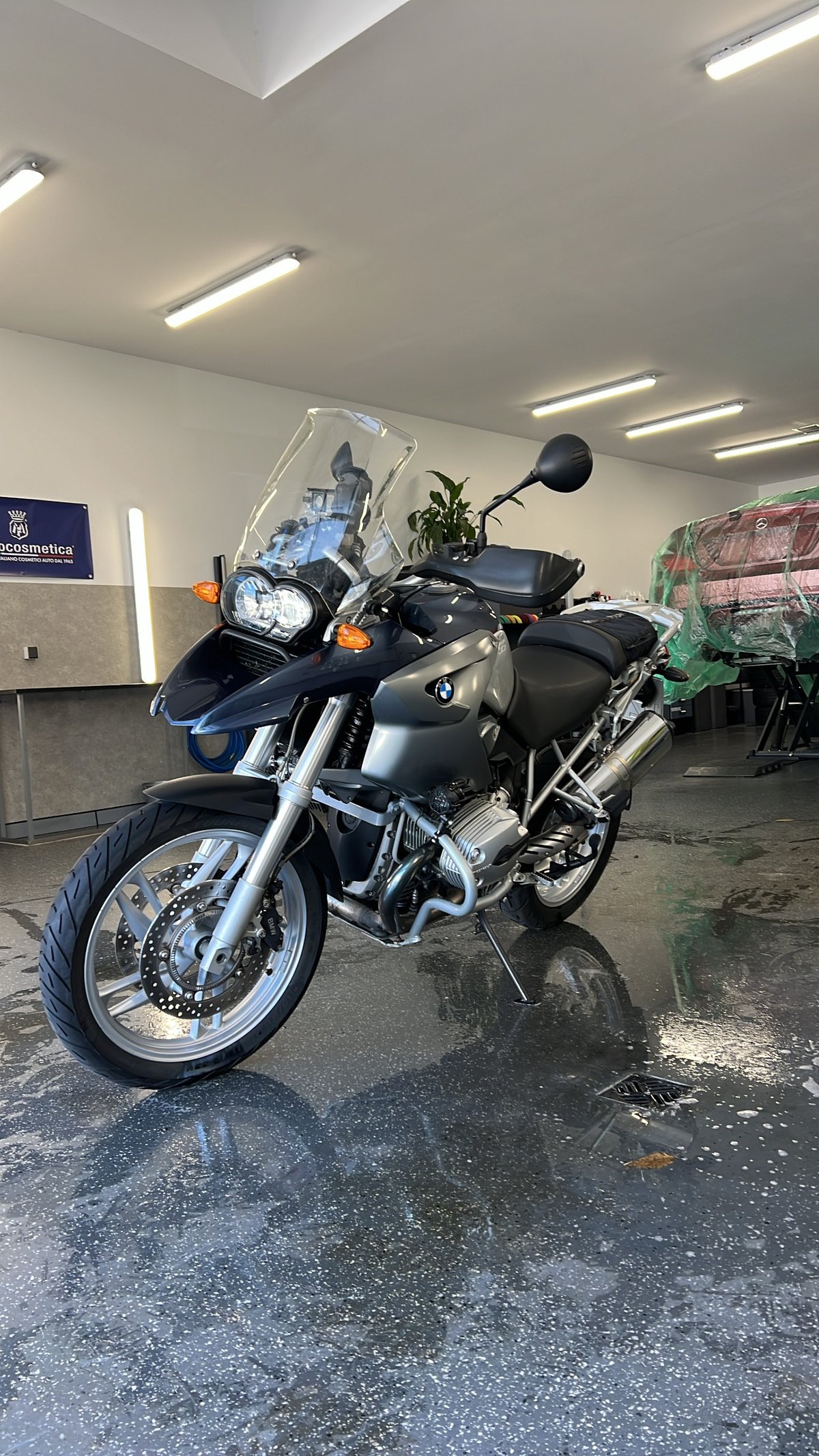 BMW R1200 GS nach der Motorradwäsche im Neowash-Studio Braunschweig