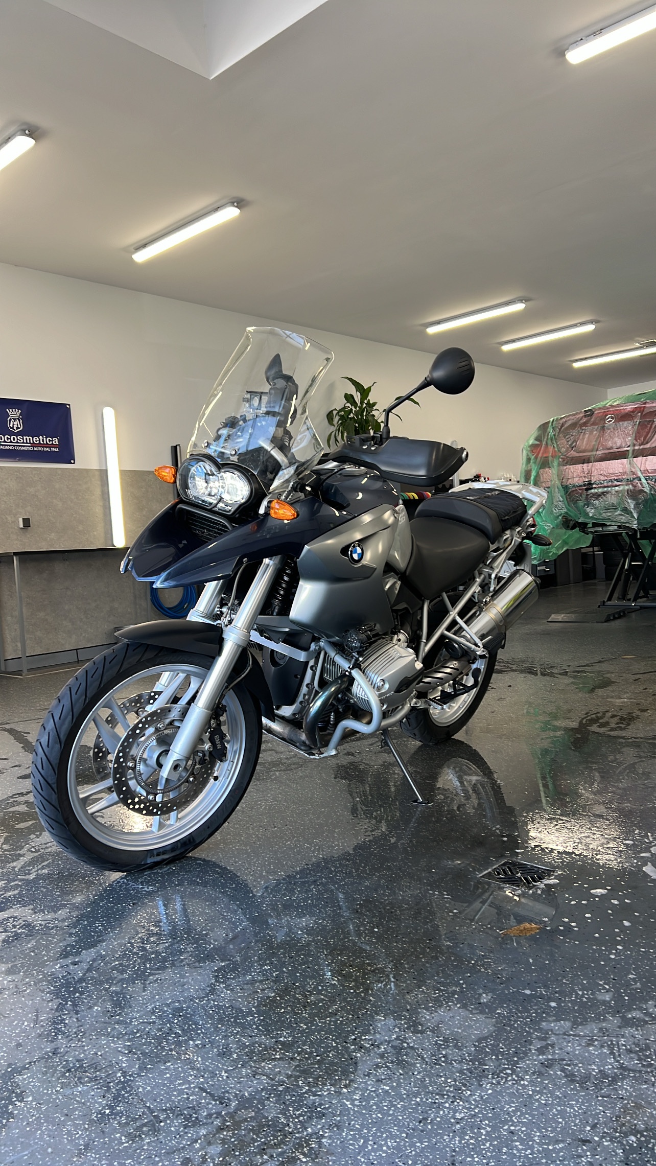 BMW R1200 GS nach der Motorradwäsche im Neowash-Studio Braunschweig