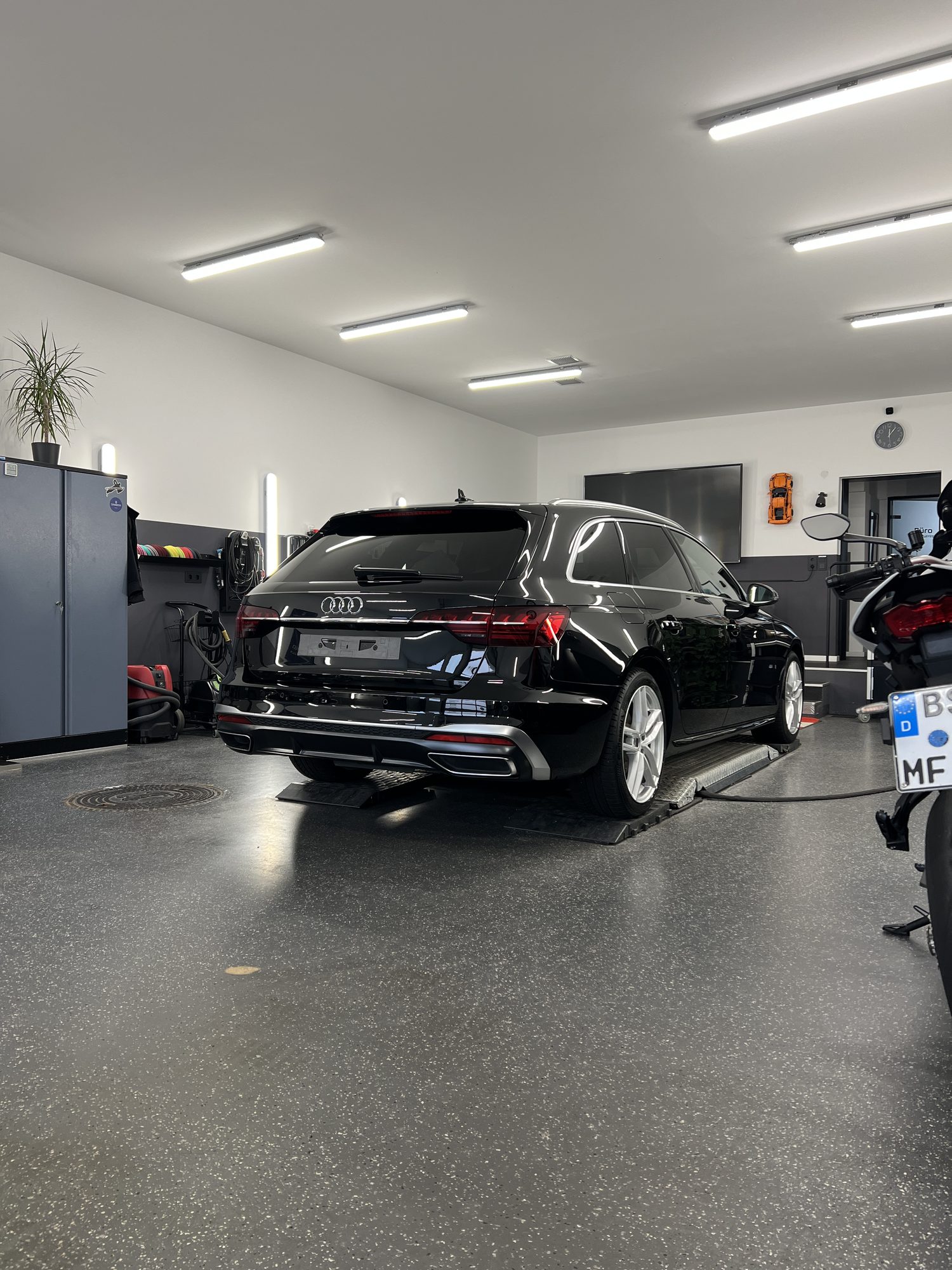 Audi A4 Avant mit Keramikversiegelung im Neowash-Studio Braunschweig
