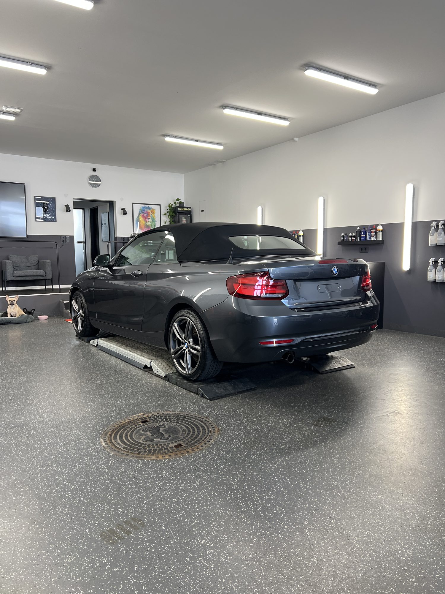 BMW 2er Cabrio nach mehrstufiger Lackpolitur im Neowash-Studio Braunschweig