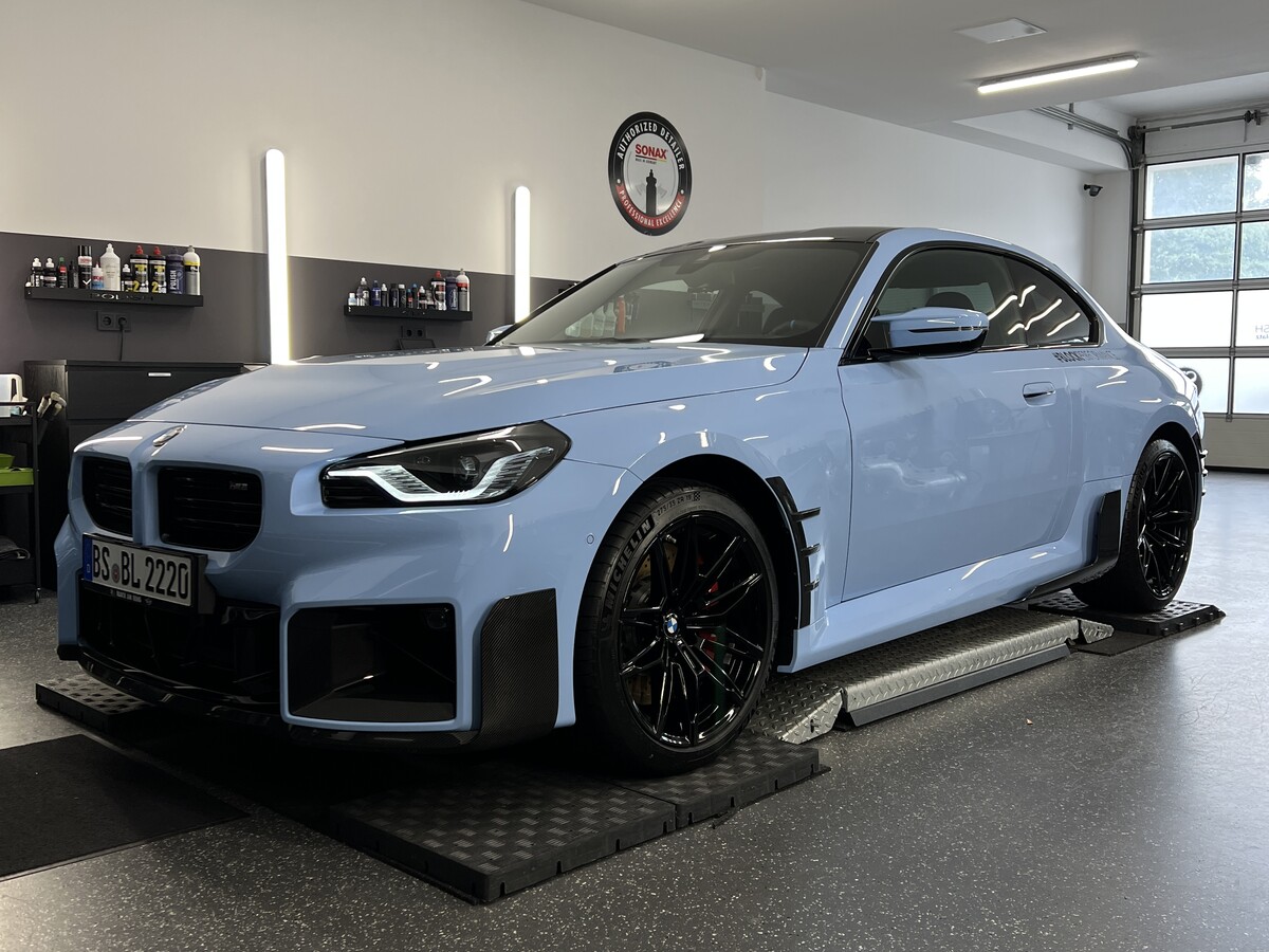 BMW M2 G87 in Zandvoort Blau nach Keramikversiegelung im Detailing-Studio Neowash Braunschweig