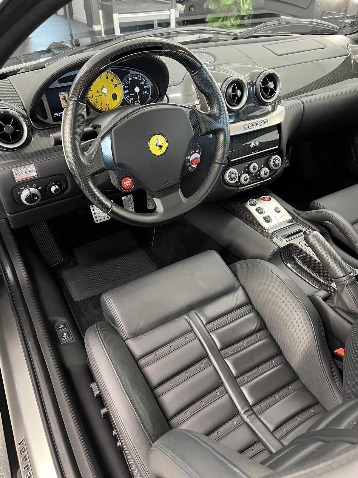 Ferrari 599 GTB Innenraum nach Aufbereitung im Neowash-Studio