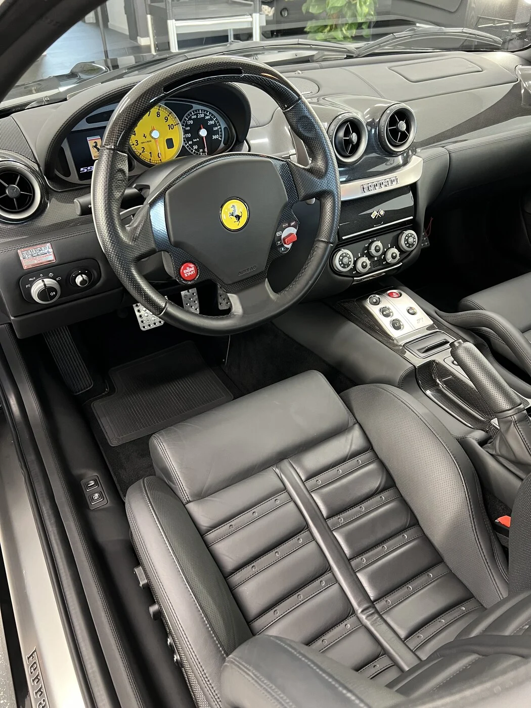 Ferrari 599 GTB Innenraum nach Aufbereitung im Neowash-Studio