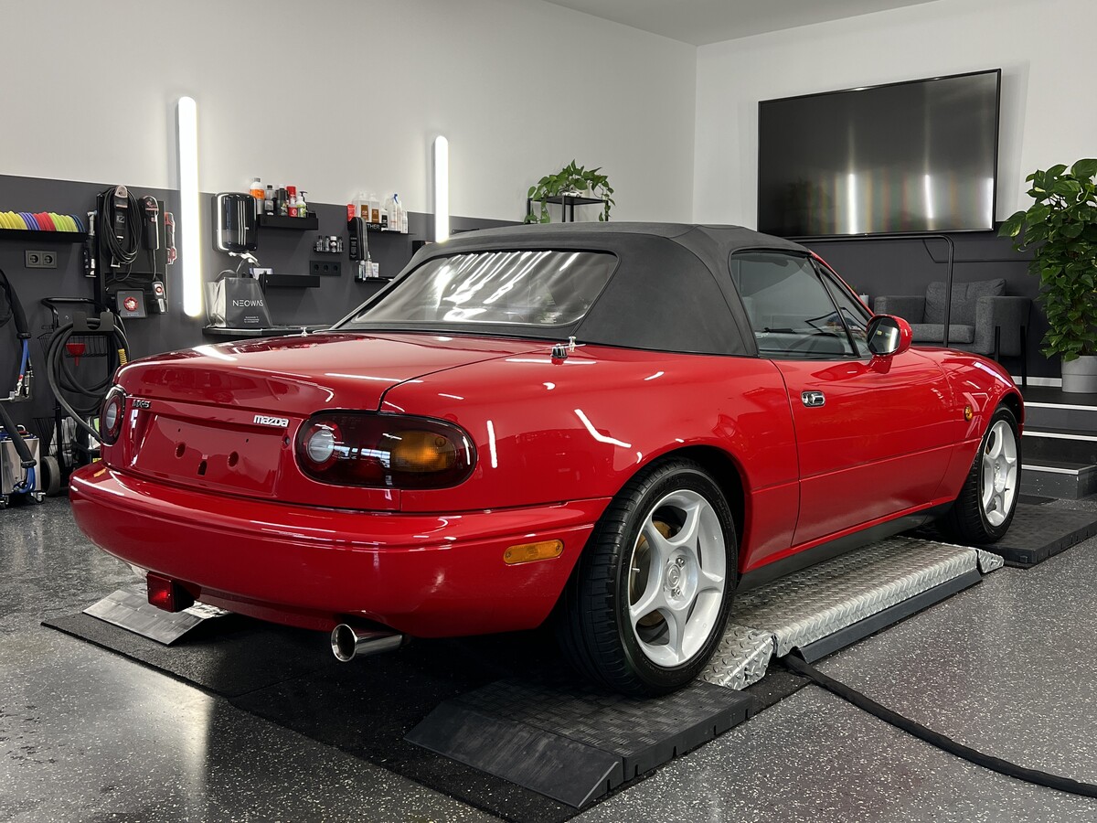 Mazda MX-5 NA in Rot nach Komplettaufbereitung im Detailing-Studio Neowash Braunschweig