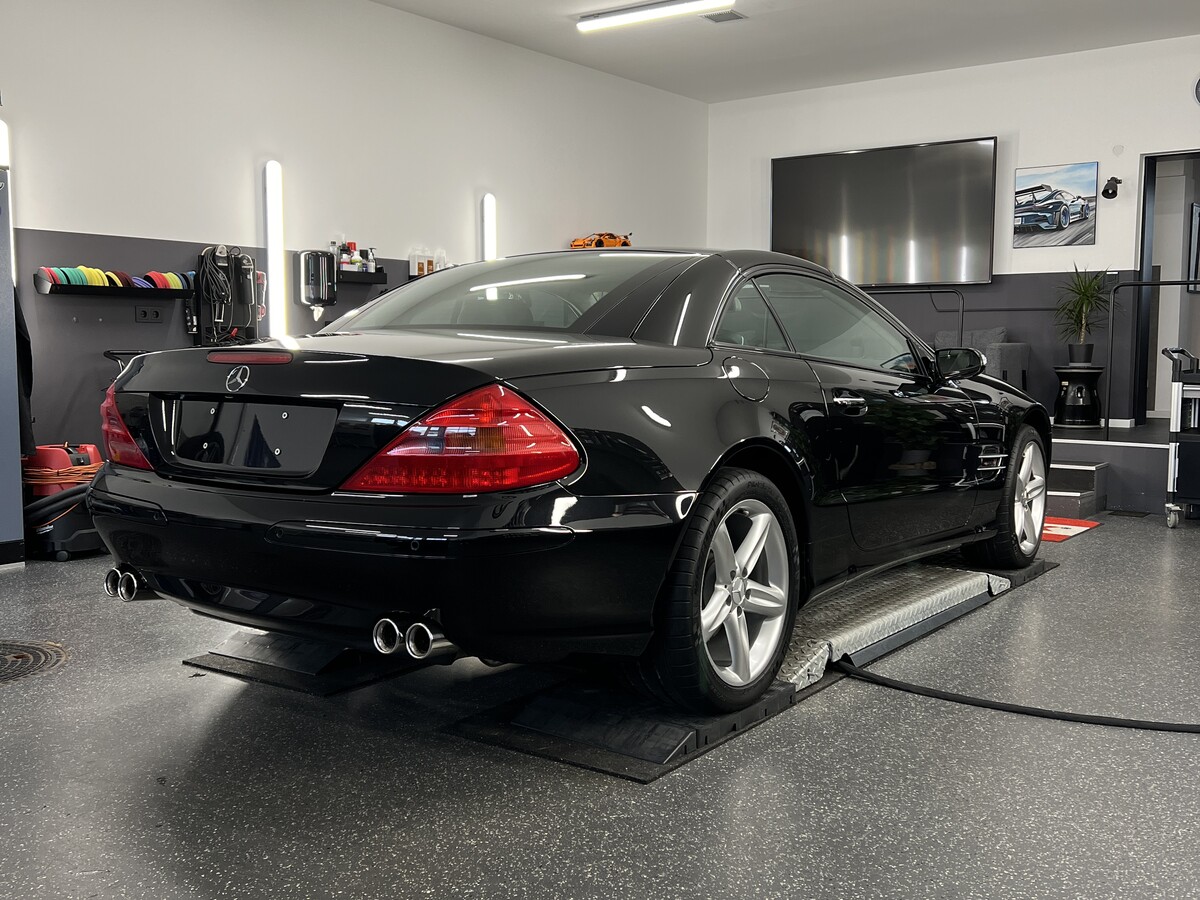 Mercedes-Benz SL R230 in Schwarz nach Lackkorrektur und Versiegelung bei Neowash Braunschweig