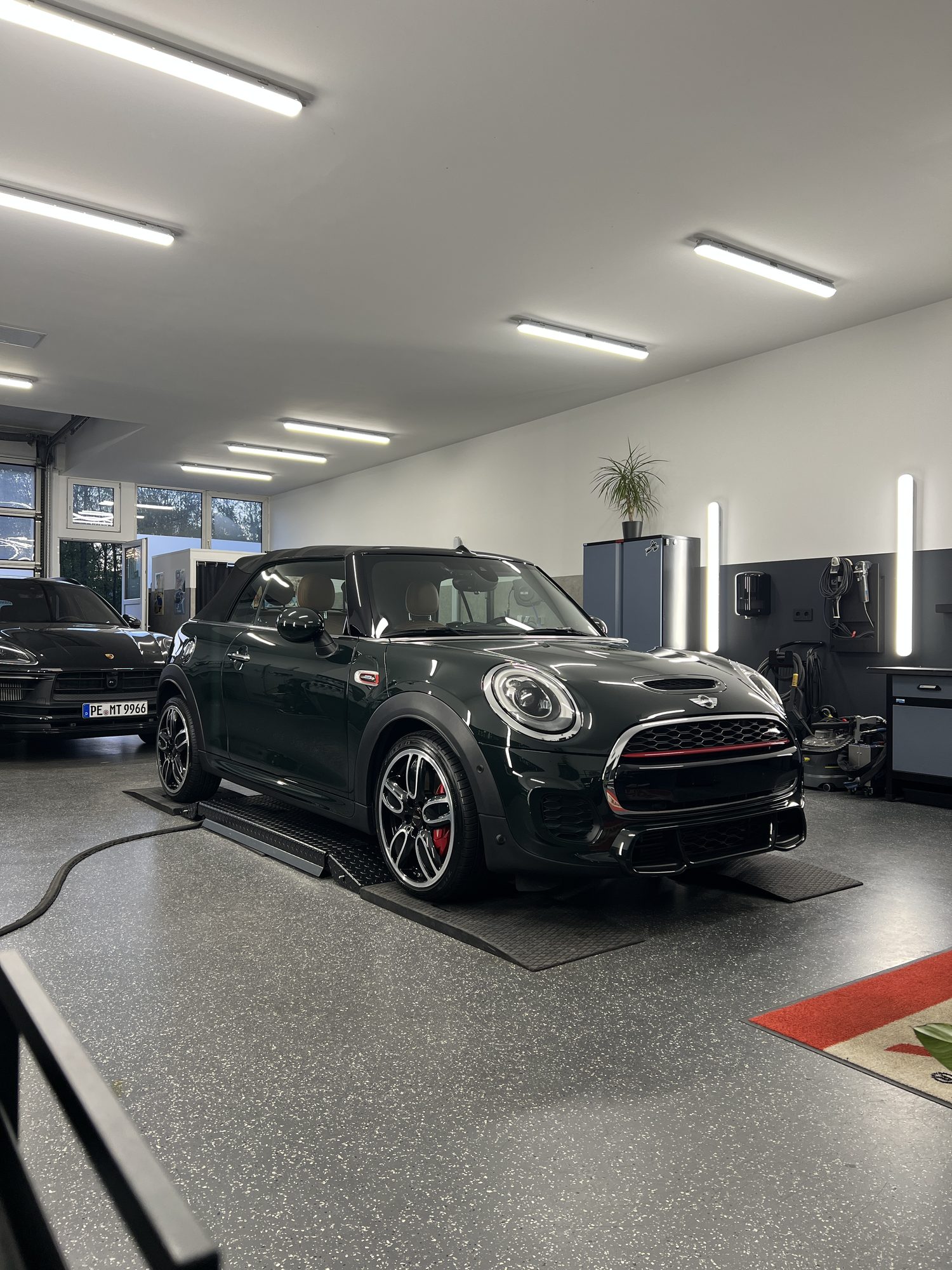 Mini John Cooper Works Cabrio nach mehrstufiger Politur im Neowash-Studio Braunschweig