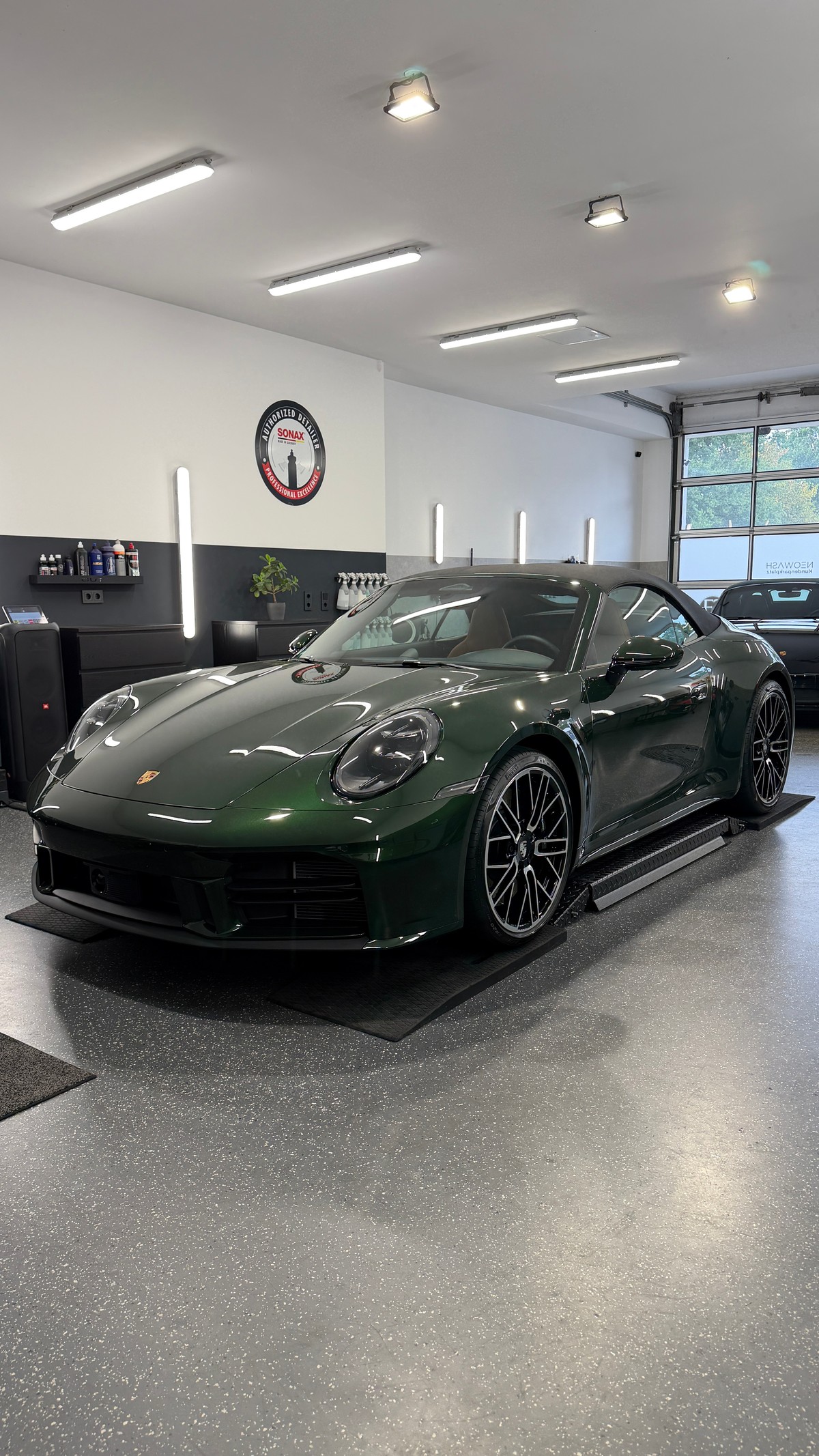 Porsche 911 Carrera 4S Cabrio nach Keramikversiegelung im Detailing-Studio Neowash Braunschweig