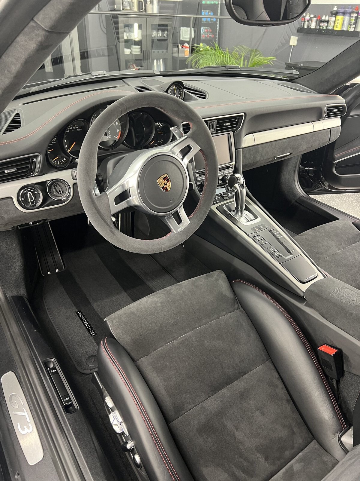 Porsche 911 GT3 Innenraum nach Aufbereitung im Neowash-Studio