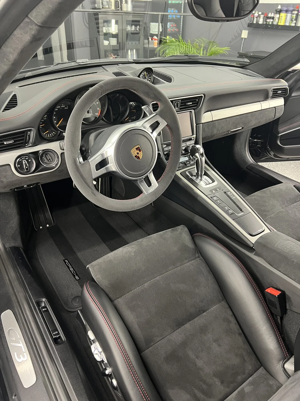 Porsche 911 GT3 Innenraum nach Aufbereitung im Neowash-Studio