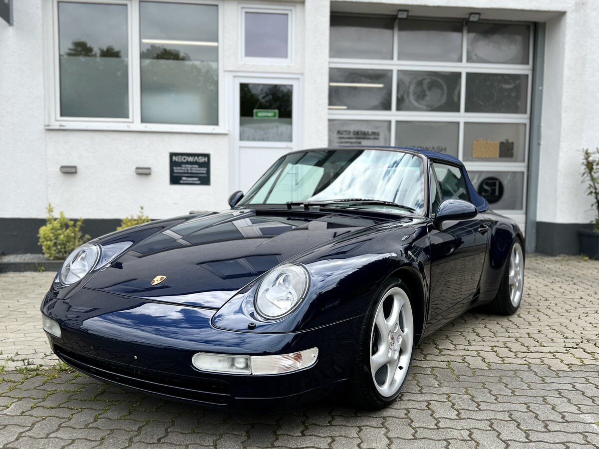 Porsche 993 Cabriolet in Nachtblau vor dem Detailing-Studio Neowash in Braunschweig
